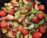 Foto langkah ke 5 dari resep Rhubarb Strawberry Pie.