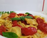 Pas rețetă Tortellini cu brânză și roșii cherry, în sos alb 4 fotografie