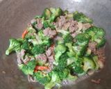 Foto langkah ke 2 dari resep Tumis Brokoli Daging Sapi.