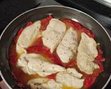 Foto del paso 3 de la receta: Pechuga de pollo con pimientos del piquillo