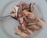 Foto del paso 1 de la receta: Salsa de Shiitakes deshidratados(para carnes, pescados o pastas)