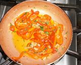 Foto del paso 2 de la receta: Filete de salmón con pimientos asados al pil pil