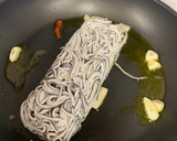 Foto del paso 1 de la receta: Pasta con brócoli, gulas y nueces con un toque picante