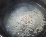 Foto langkah ke 1 dari resep Omelet Mie Simpel.