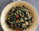 Foto langkah ke 5 dari resep Oseng daun singkong bunga pepaya.