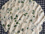 तांदुळाच्या पिठाचे पराठे आणि झणझणीत वांग्याचं भरीत (tandul paratha ani bharit recipe in marathi)