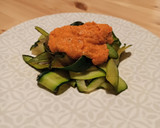 Foto del paso 2 de la receta: Cintas de calabacín con salsa de verduras asadas