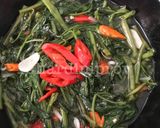 Foto langkah ke 3 dari resep Tumis Kangkung Biasa.