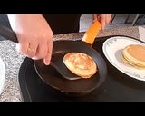 Foto del paso 5 de la receta: Tortitas de yogur griego con plátano y salsa de caramelo
