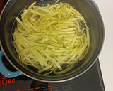 Foto del paso 3 de la receta: Pasta con verduras y soja texturizada con salsa de nata y curry verde