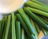 Une image de l'étape 1 de Légumes frais à croquer sauce citron persil et menthe.
