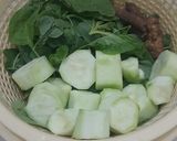 Foto langkah ke 2 dari resep Sayur Bening Bayam Oyong.