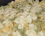 Foto del paso 4 de la receta: Pajaritas con jamón y chorizo y abundante queso gouda