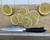Foto del passaggio 10 della ricetta Cheesecake al basilico, limone e miele con yogurt, pinoli e morette di rovo