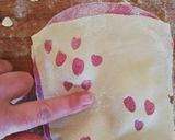 Foto del passaggio 10 della ricetta Ravioli bicolore con i cuoricini, alla crema di formaggio 🌷
