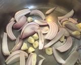 Une image de l'étape 1 de Soupe anti gaspi au chou romanesco,fines herbes et pissenlit au bouillon de champignons.