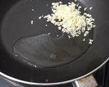 Foto langkah ke 1 dari resep Nasi Ceplok Telur dengan Scallion Oil.