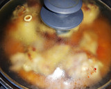Foto del paso 5 de la receta: Muslo de pollo al ajillo con pasas y pasta de tomate