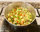 Foto del paso 3 de la receta: Pollo en salsa con pimiento y calabacín
