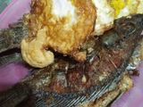 Ikan mujair dan telor ceplok pesmol acar kuning