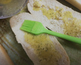 Foto del paso 2 de la receta: Pan de ajo y cuatro quesos al tomillo