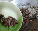 Foto langkah ke 8 dari resep Cumi Hitam Jamur Merang.