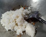 Gambar langkah 3 resipi Japanese Garlic Fried Rice with Chicken Teriyaki Onigiri by Rina.