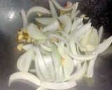 รูปขั้นตอนการทำที่ 1 ของ ผัดผงกะหรี่ไก่ใส่ผักกาดขาว : Stir-fried chicken with curry powder and Chinese cabbage