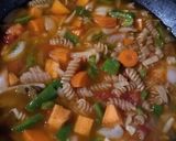 Foto del paso 2 de la receta: Pasta con vegetales salteados. Saludable