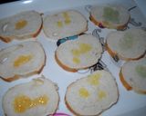 Foto del paso 2 de la receta: Tapas con pan de ayer (y lo que había)