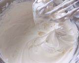 Hình bước làm 1 của món Kem sữa chua mix mứt dâu - dành cho bé ăn dặm