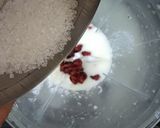 A picture of step 1 of Cransberry lassi.