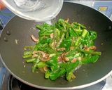 Foto langkah ke 6 dari resep Tumis Kubis Buncis Jamur.