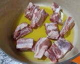 Foto del paso 2 de la receta: Guiso de costillas y patatas con picada de avellanas