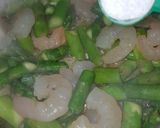 Foto del paso 7 de la receta Espárragos trigueros con gambas al ajillo