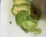Foto del paso 4 de la receta: Ensalada de aguacate y langostino cocido