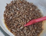Foto del paso 1 de la receta: Bocaditos de pipas de girasol con chocolate
