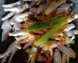 Foto langkah ke 1 dari resep 11. Ceker Bumbu kuning.