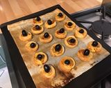 Une image de l'étape 8 de Feuilletés spirales aux olives noires, moutarde américaine, herbes et coulis de tomates.