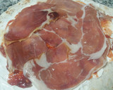 Foto del paso 3 de la receta: Rollitos de tortitas de trigo rellenos de jamón serrano
