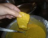A picture of step 4 of Crispy fish with rice powder.