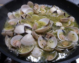 Foto del paso 2 de la receta: Almejas amb salsa marinera verde i vi blanc