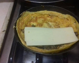 Foto del paso 6 de la receta: Torta de huevo rellena de champiñones, queso manchego y salsa