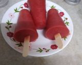 A picture of step 5 of Red Fruity Juicy Popsicles.