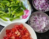 मटर कैप्सिकम करी विथ मक्का पूरी (Green Peas Capsicum Curry with Makka Poori) रेसिपी चरण 3 फोटो