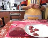 Foto del passaggio 7 della ricetta Ravioli di barbabietola alla ricotta e miele