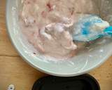 Foto del paso 2 de la receta: Polo cremoso de cheesecake y fresas (en moldes Lékué)