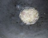 Foto langkah ke 2 dari resep Telur Ceplok Kuah Merah.