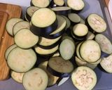 Une image de l'étape 2 de Aubergines grillées marinées aux herbes de Provence.