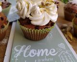 Foto del passaggio 2 della ricetta Cupcakes con panna montata e granella di pistacchi